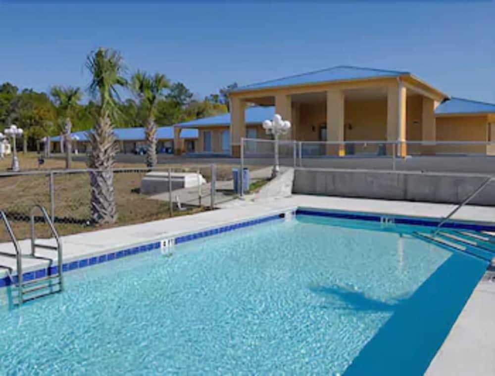 Days Inn By Wyndham Defuniak Springs Extérieur photo