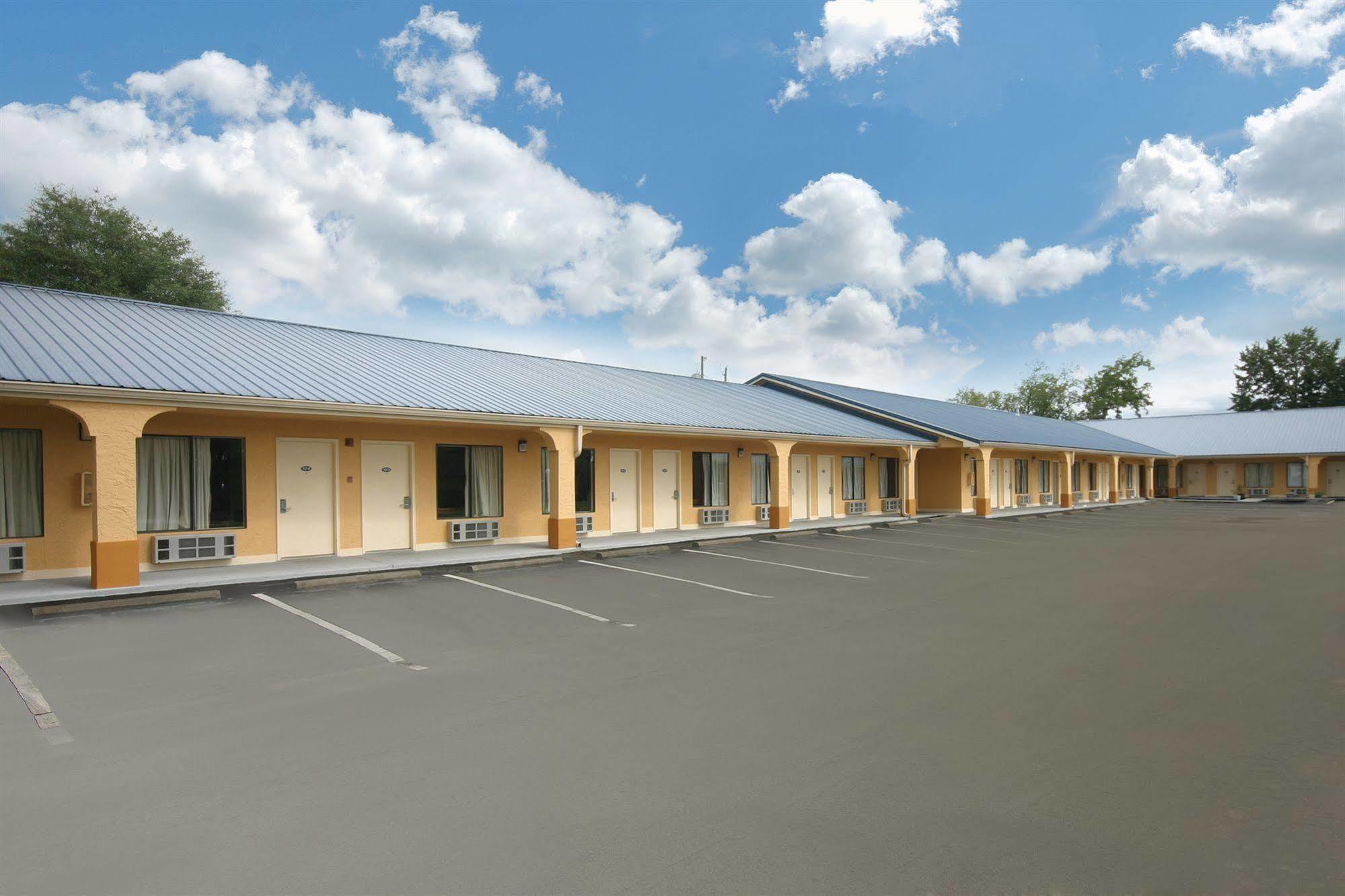 Days Inn By Wyndham Defuniak Springs Extérieur photo