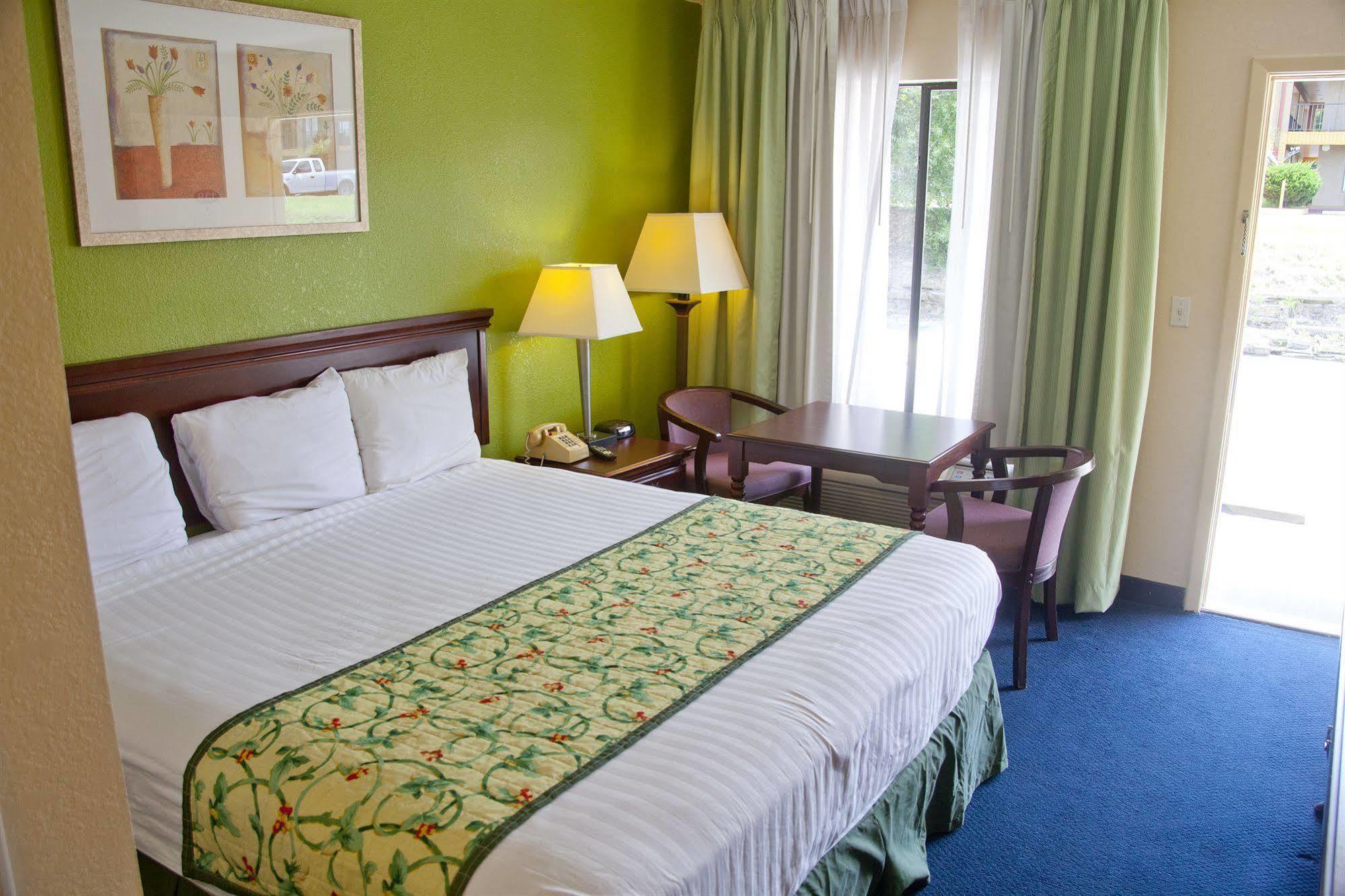 Days Inn By Wyndham Defuniak Springs Extérieur photo